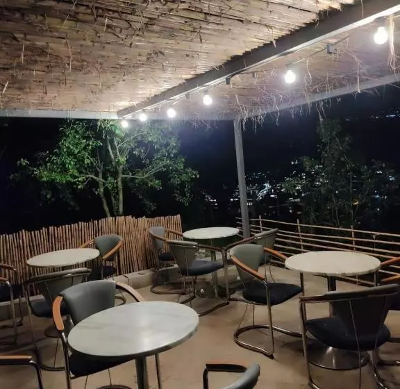 ユースホステル Guest House Pashollari