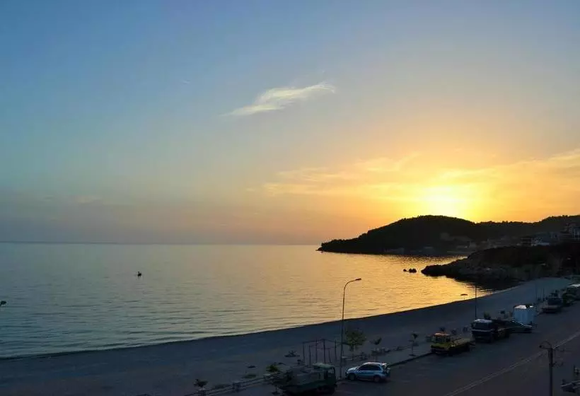 Majatalo Sunflower Himara