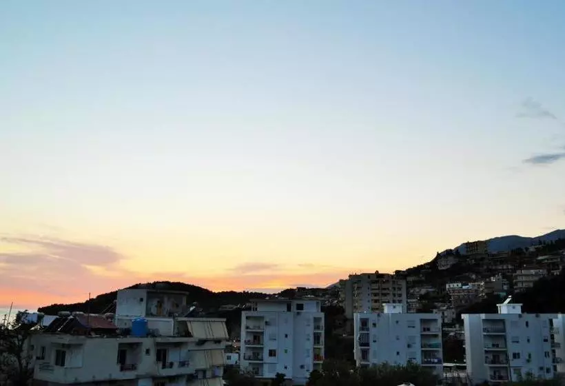 Majatalo Sunflower Himara