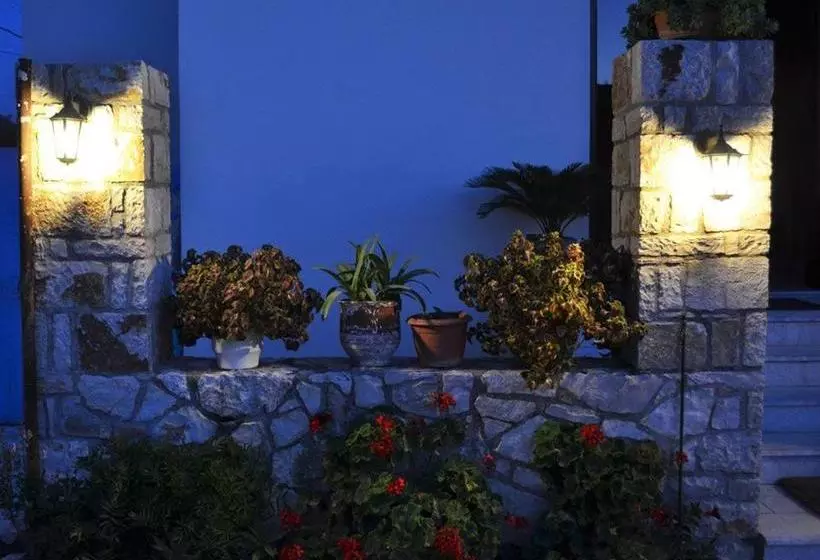 Majatalo Sunflower Himara