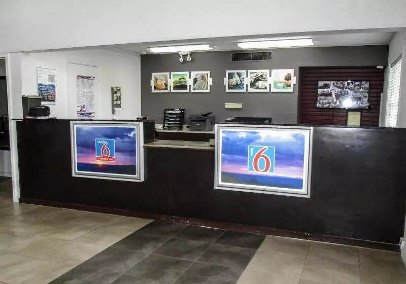 Motelli Studio 6alexandria, La