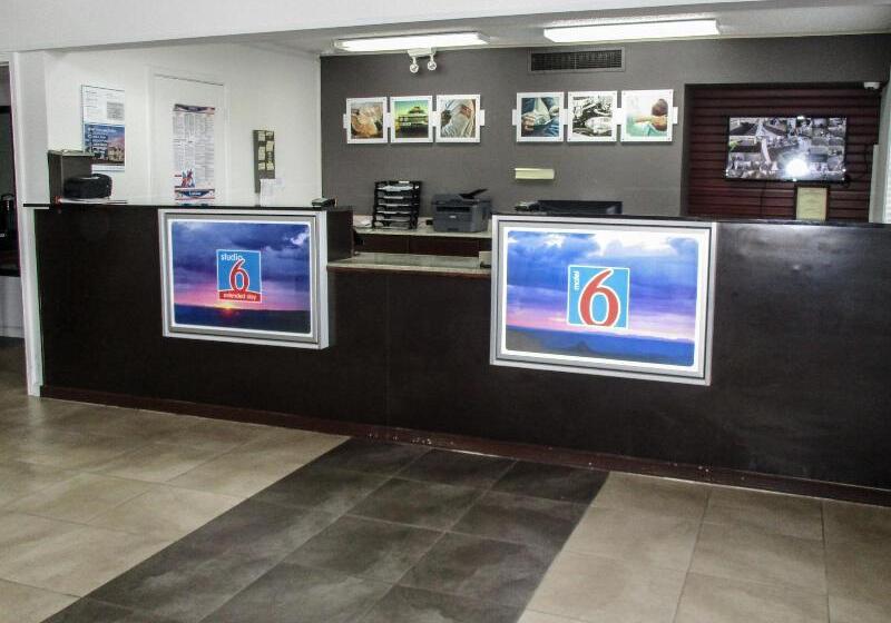 Motel Studio 6alexandria, La