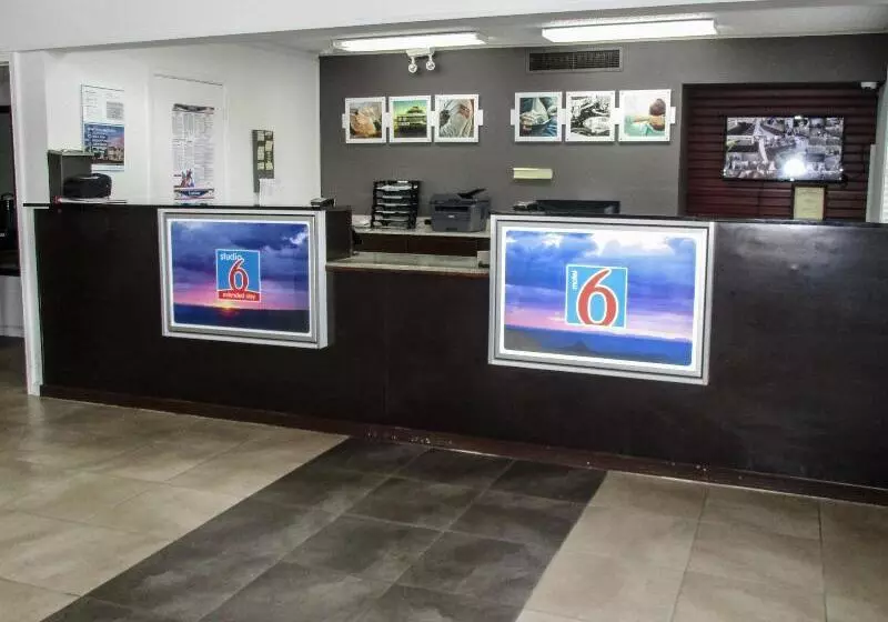 Motelli Studio 6alexandria, La