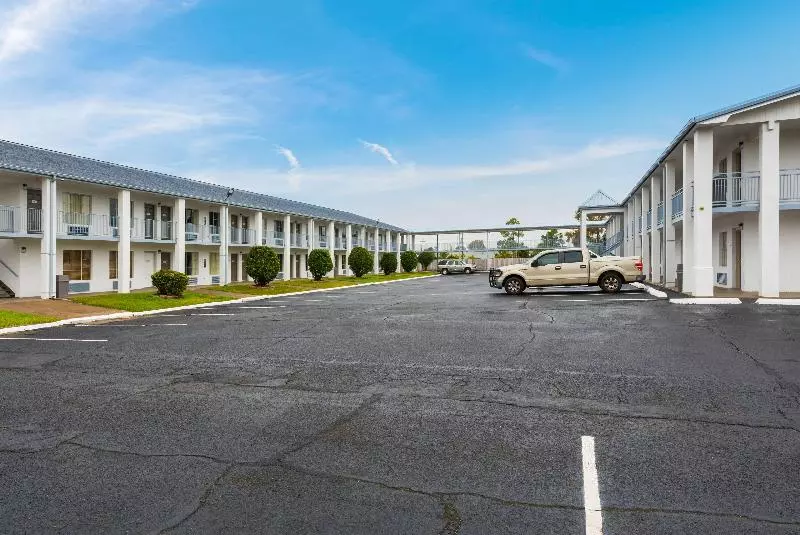 Motelli Studio 6alexandria, La