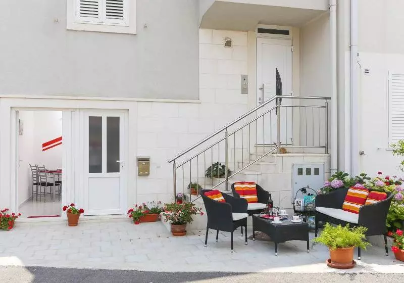 Hotelli Apartments Mira