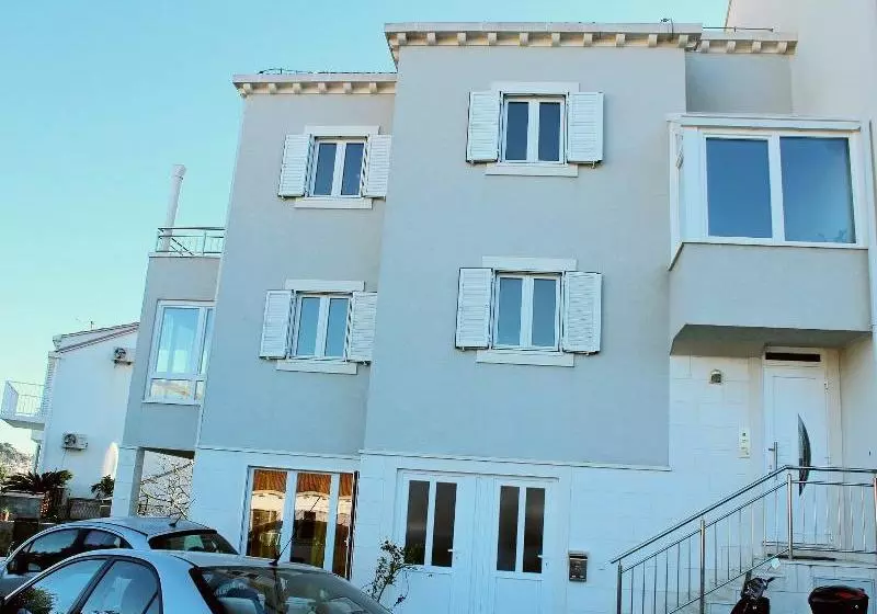 Hotelli Apartments Mira