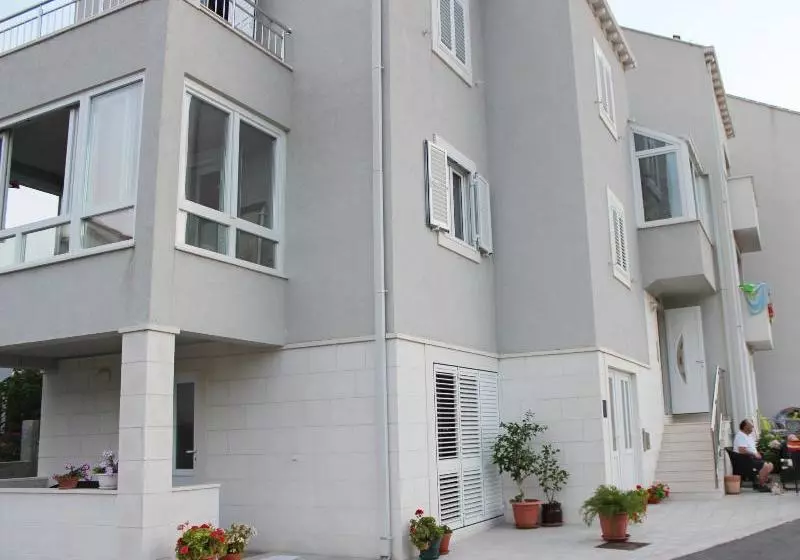 Hotelli Apartments Mira