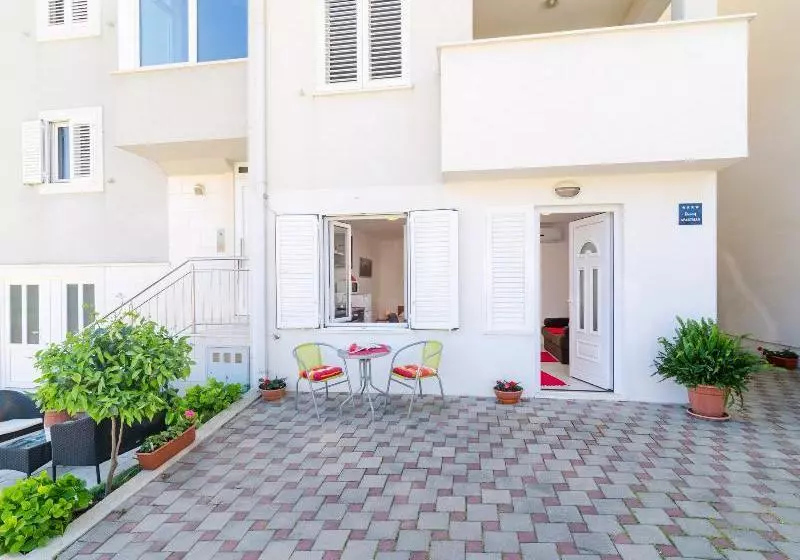 Hotelli Apartments Mira