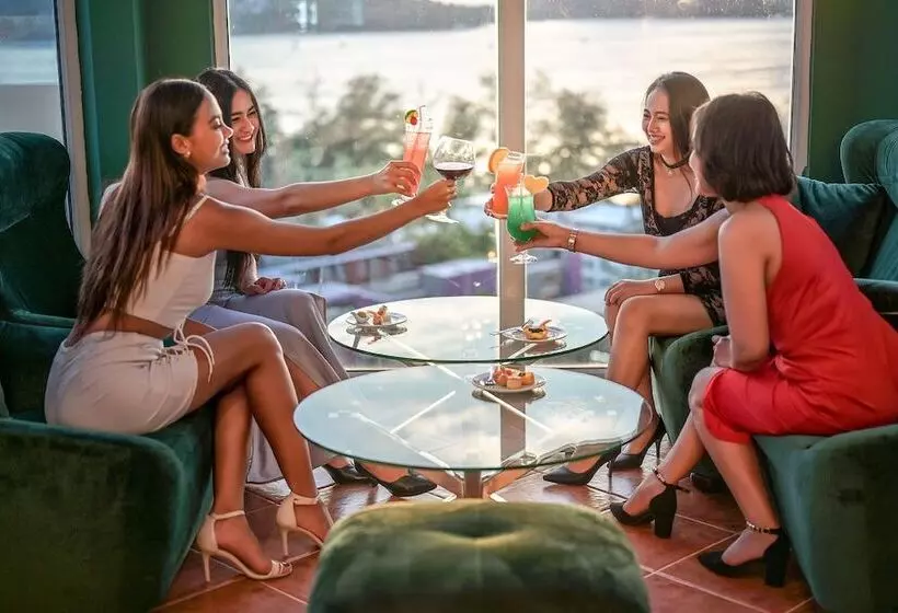 Andaman Beach Suites Hotel, Patong Phuket