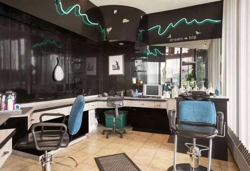 Отель Baymont By Wyndham Medicine Hat