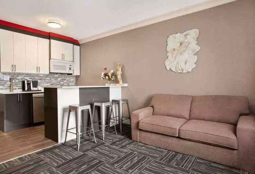 Отель Baymont By Wyndham Medicine Hat