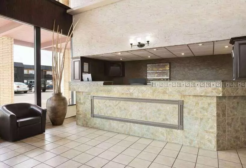 Отель Baymont By Wyndham Medicine Hat