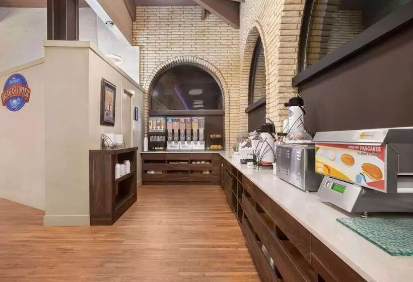 Отель Baymont By Wyndham Medicine Hat