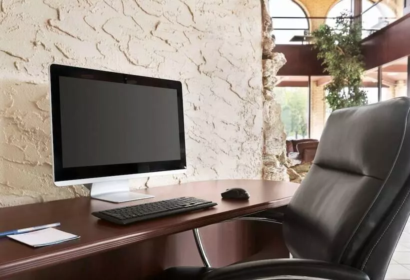 Отель Baymont By Wyndham Medicine Hat