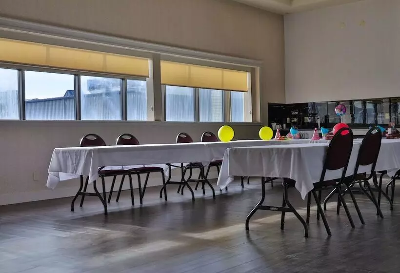 Отель Baymont By Wyndham Medicine Hat