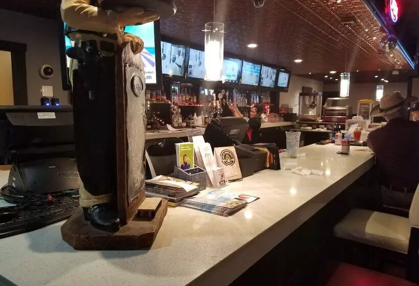 Отель Baymont By Wyndham Medicine Hat