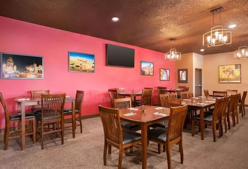 Отель Baymont By Wyndham Medicine Hat