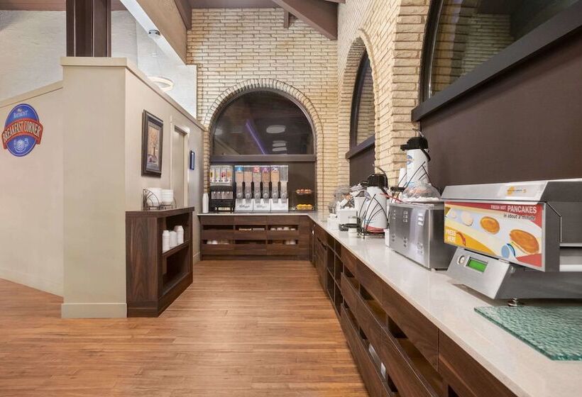 هتل Baymont By Wyndham Medicine Hat