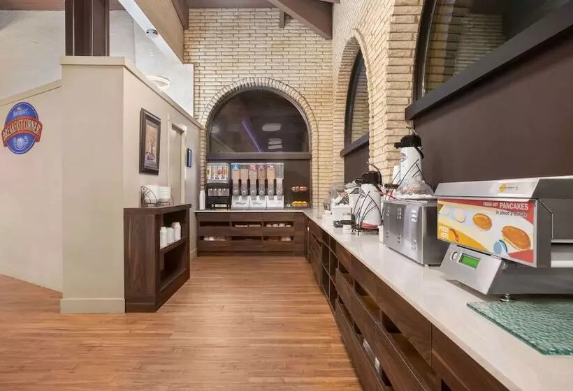 Отель Baymont By Wyndham Medicine Hat