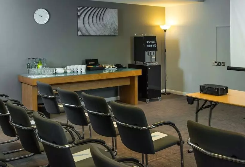 ホテル Holiday Inn London West, An Ihg