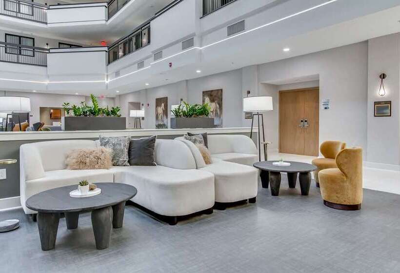 فندق Embassy Suites Louisville East