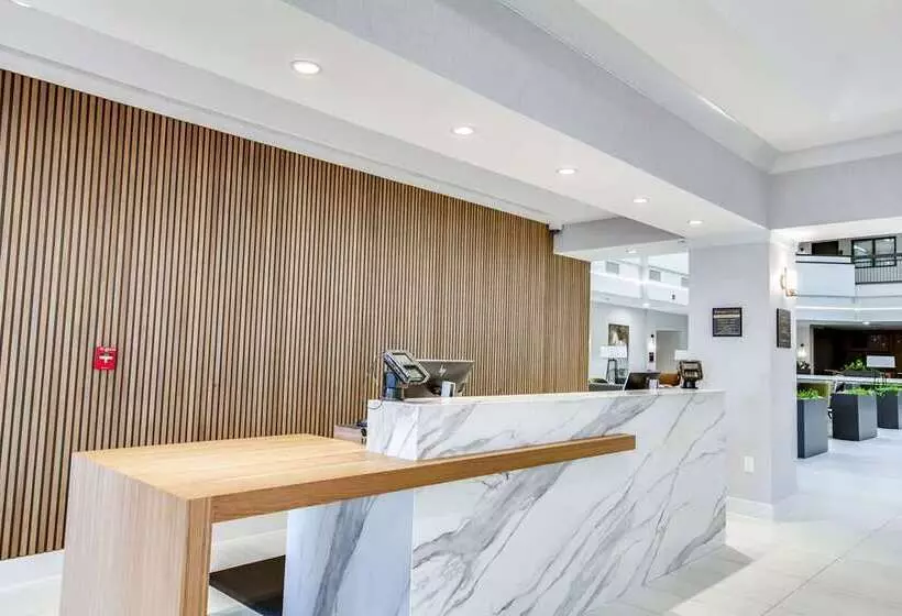 هتل Embassy Suites Louisville East