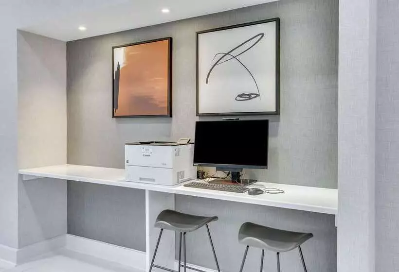 هتل Embassy Suites Louisville East