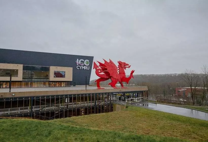 בית מלון כפרי Holiday Inn Newport, An Ihg