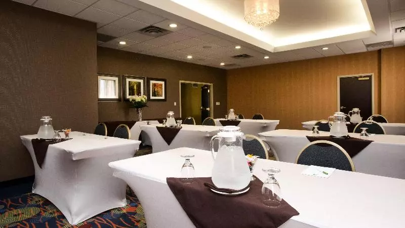 فندق Holiday Inn & Suites Mississauga West   Meadowvale, An Ihg