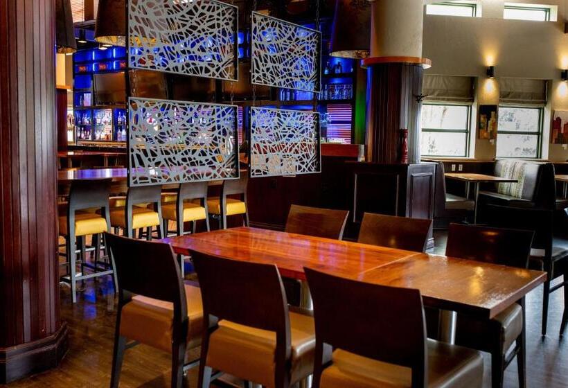 호텔 Holiday Inn & Suites Ottawa Kanata, An Ihg