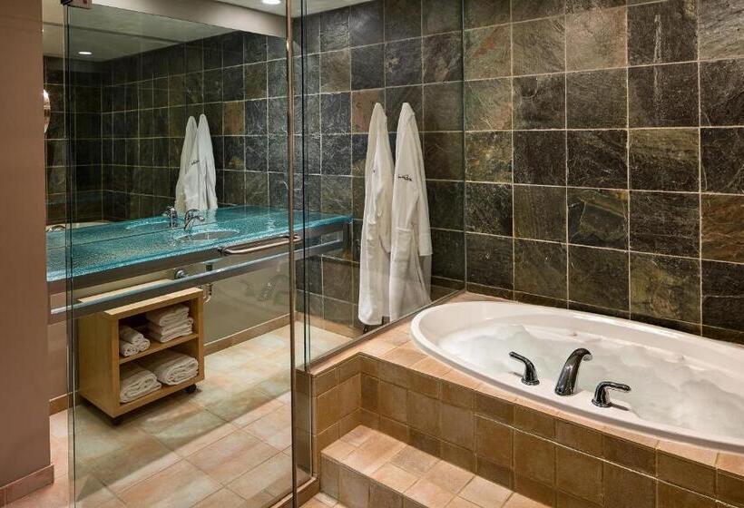 هتل Inn At The Forks