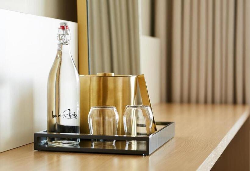 هتل Inn At The Forks