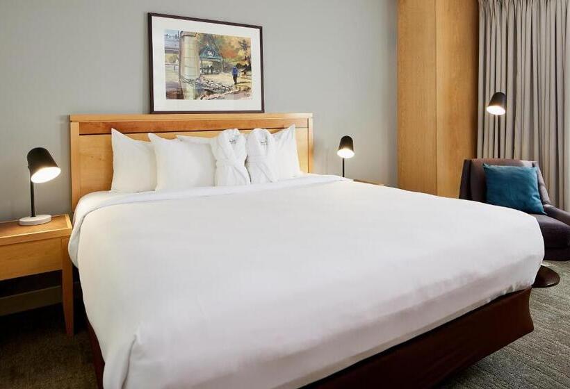 هتل Inn At The Forks