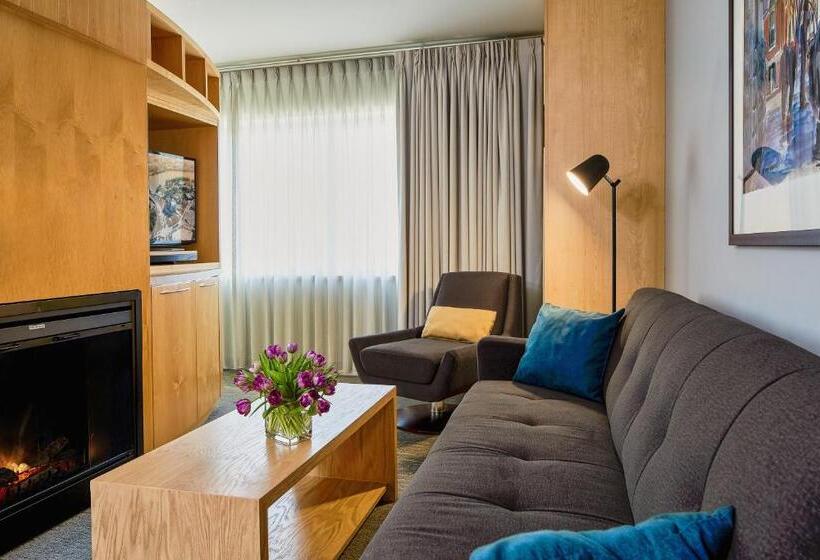 هتل Inn At The Forks