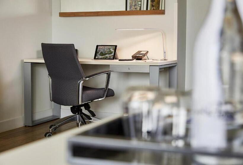 هتل Inn At The Forks