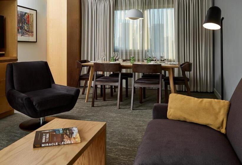 هتل Inn At The Forks