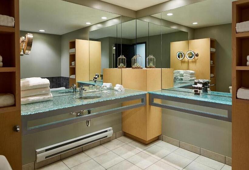 هتل Inn At The Forks