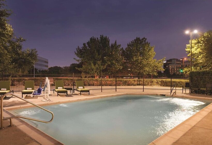 Radisson Hotel Dallas North Addison