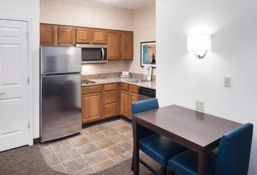 هتل Residence Inn Kansas City Country Club Plaza