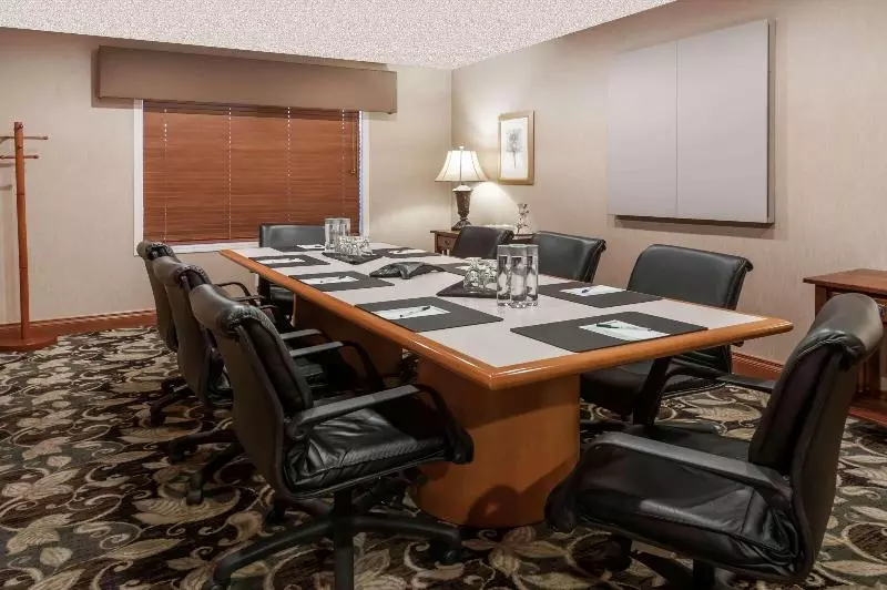 Отель Wingate By Wyndham Edmonton West