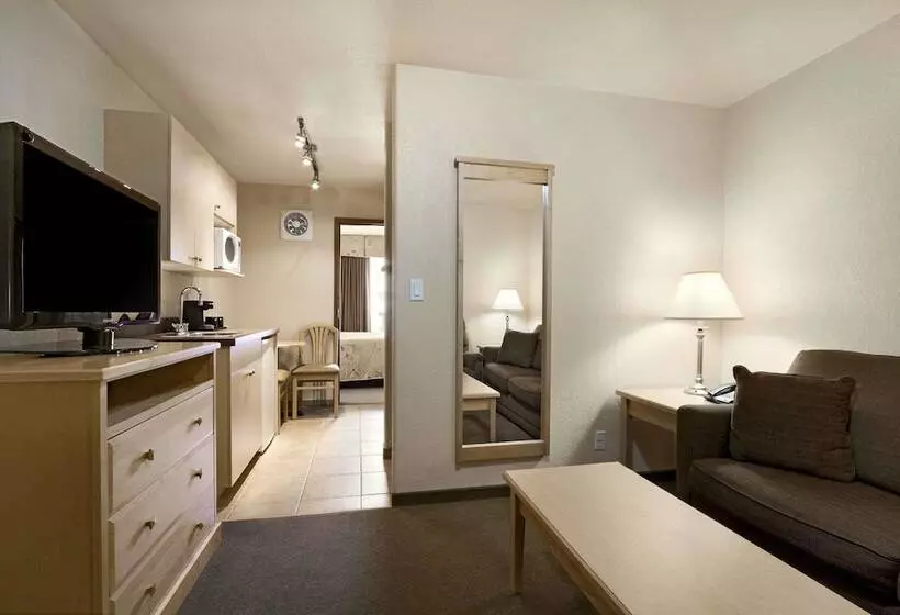 מוטל Super 8 By Wyndham Dawson Creek