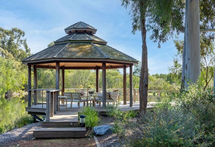 Forest Rise Chalets And Lodge