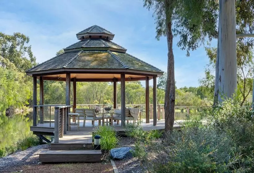 Forest Rise Chalets And Lodge