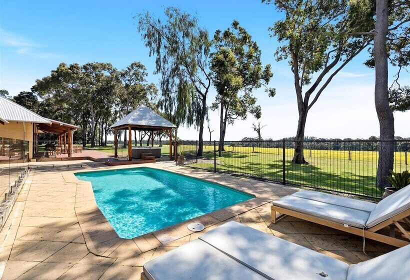 Forest Rise Chalets And Lodge