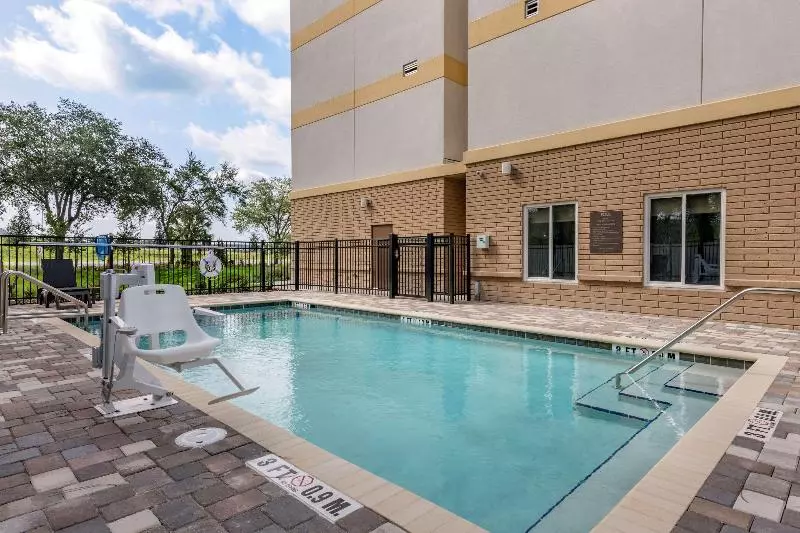 Hotelli Comfort Suites Daytona Beach Speedway