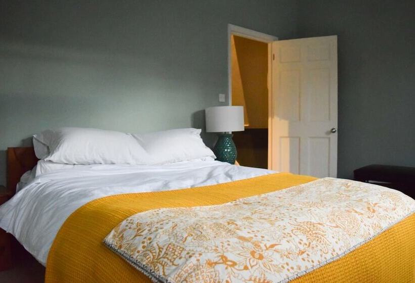 Stylish And Spacious Apartment With Terrace