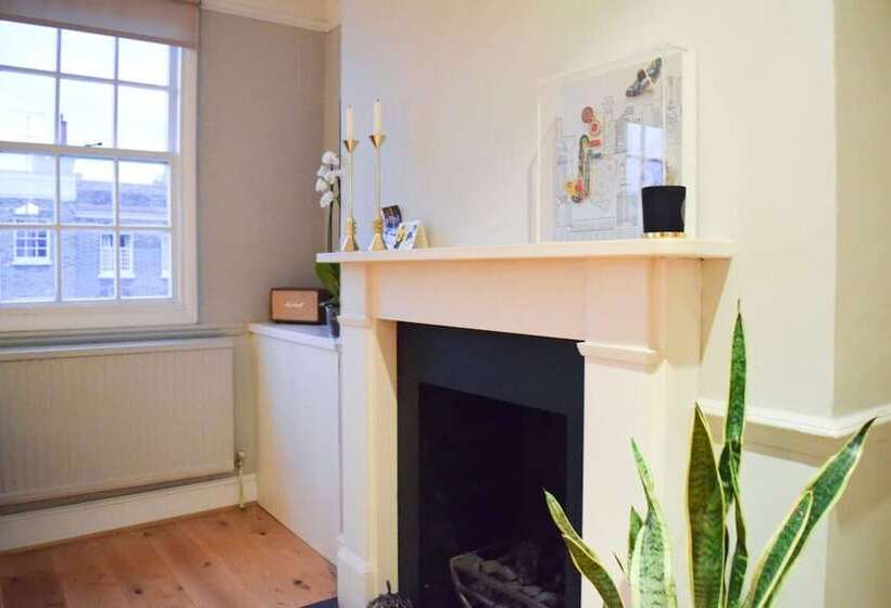 Stylish And Spacious Apartment With Terrace