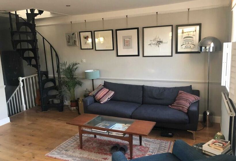 Stylish And Spacious Apartment With Terrace