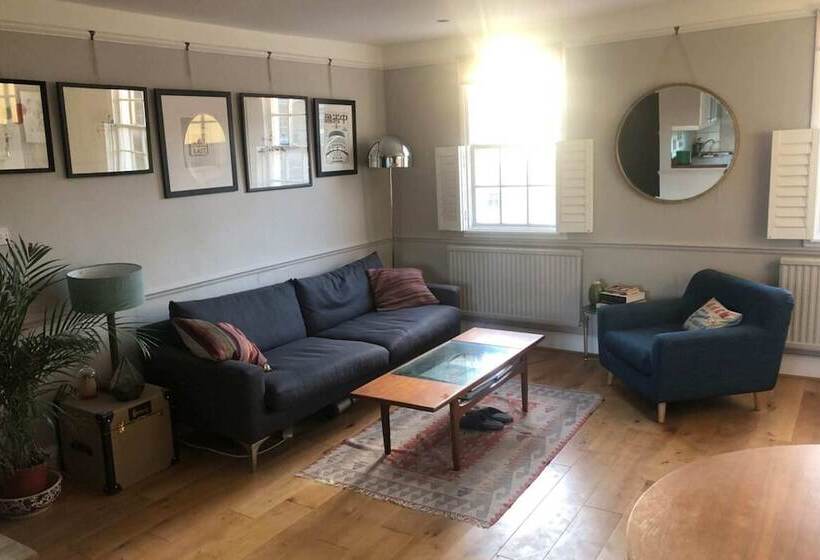 Stylish And Spacious Apartment With Terrace