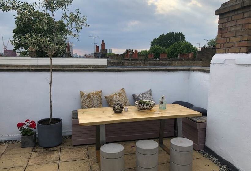 Stylish And Spacious Apartment With Terrace